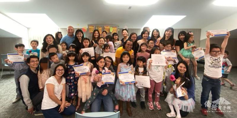 參與活動的家長與小朋友大合照