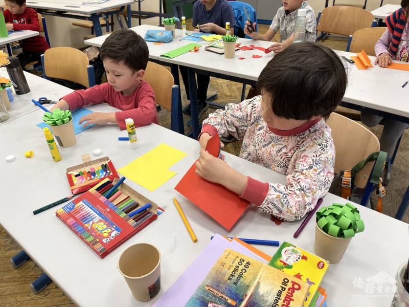 奧地利中華僑校舉辦「歡慶母親節-摺紙送祝福」活動，吸引了許多僑胞家庭前往熱情參與