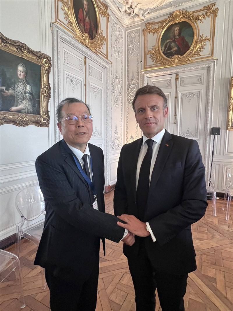 Powerchip Semiconductor Manufacturing Corp. Chairman Frank Huang (left) and French President Emmanuel Macron pose for a photo in Paris Monday. Photo courtesy of Powerchip Semiconductor Manufacturing Corp