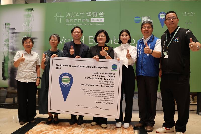 「2024竹博覽會暨世界竹論壇」4月底閉幕，世界竹組織認證雲林縣為「世界竹地標」。縣府文化觀光處13日舉辦記者會，台灣竹會理事長許倍銜（左3）、世界竹大使唐麗芳（左2）代表世界竹組織授證，縣長張麗善（中）與民分享殊榮