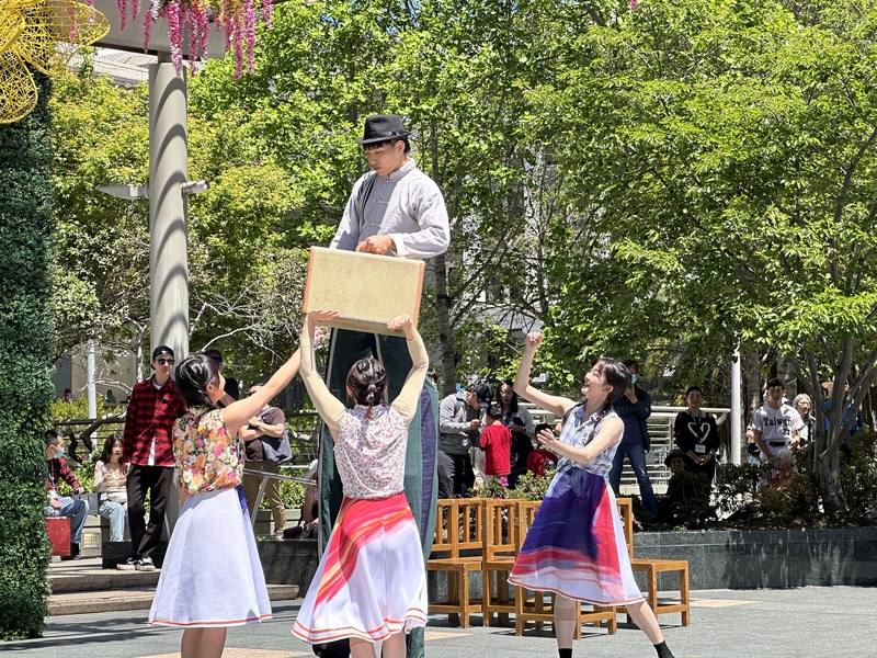 FOCA福爾摩沙馬戲團10多名平均年齡25歲的成員12日在舊金山演出「土地的歌」，包括「看見台灣」、「台灣巨人」、「翻轉台灣」、「擁抱台灣」4大段落