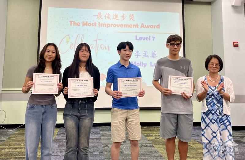 蒲秀芳老師(右1)與任教班級中獲頒最佳進步獎的同學合影