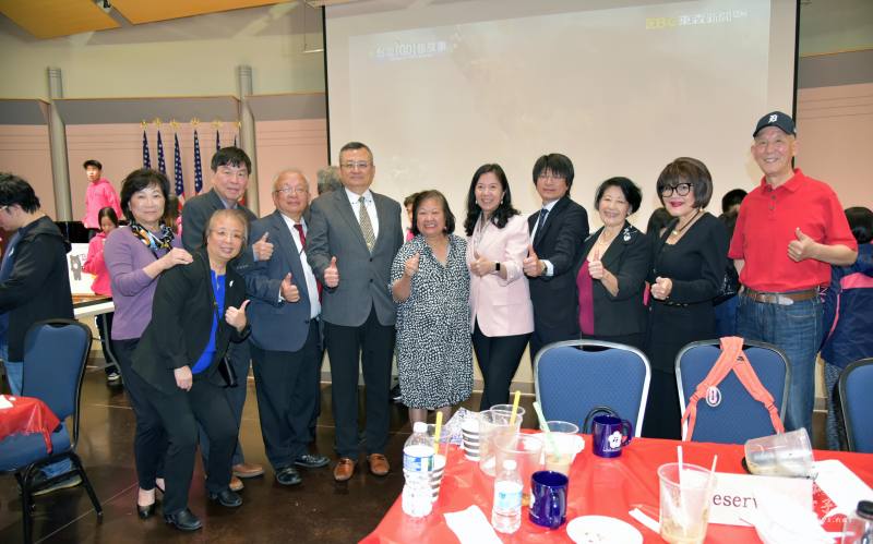 類延峰（左五）、陳美麗（左六）、蔡季穎（右四）徐曙明（右三）與貴賓合影