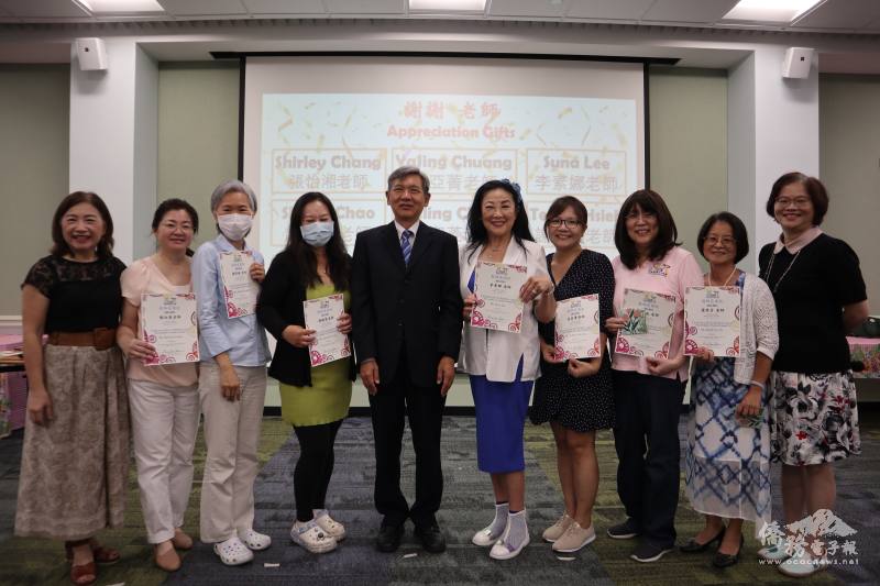 駐邁阿密辦事處僑務秘書黃士聰(左5)與珊瑚泉中文學校校長陳美如(左1)及老師們合影