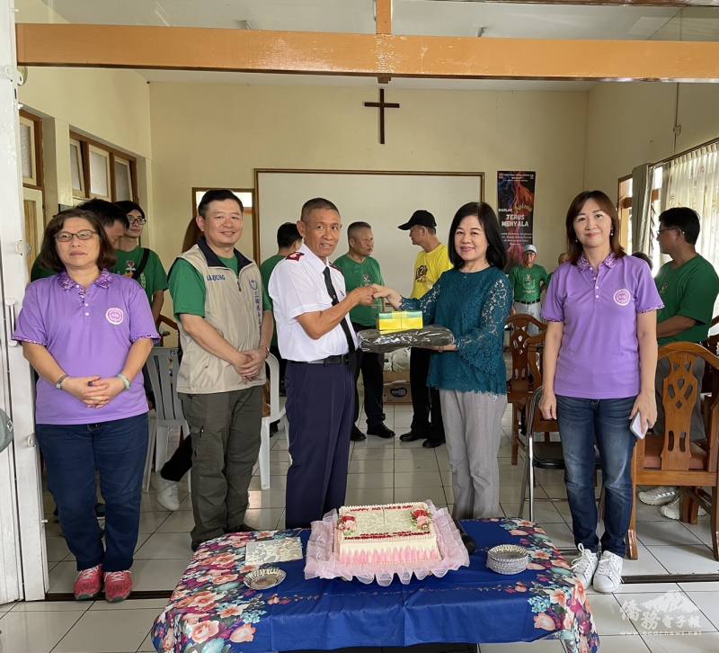 李叔玲（右2)與柯百觀(左2)及印尼世華分會會長張裕青(右1)代表致贈院方民生物資以及母親節蛋糕