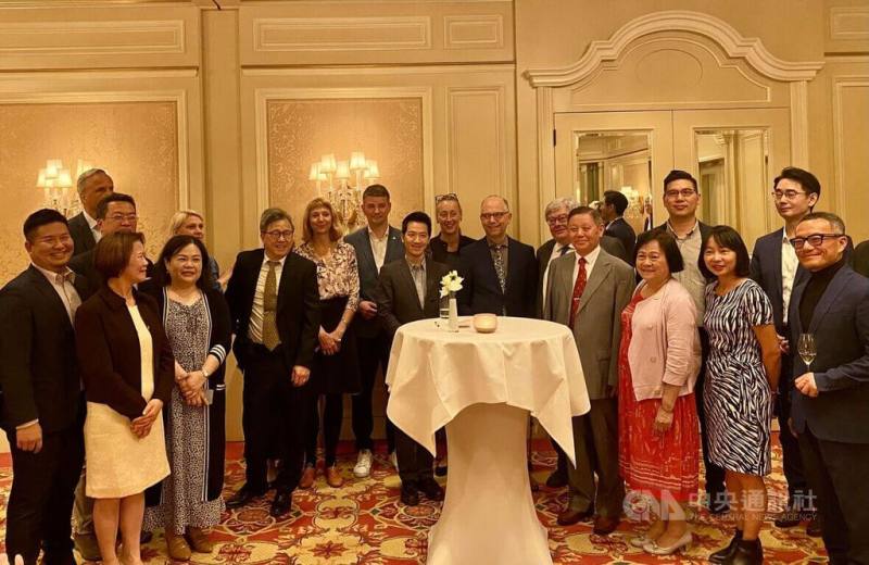 首屆「台德民間論壇」14日於柏林展開兩天會議，雙方各有12位來自不同領域的公民代表，包括德國聯邦議會與地方議會議員、智庫成員、漢學家和記者；台灣代表團組成以學界為主，並有3位於立法院有席次的政黨代表、媒體及新創企業負責人