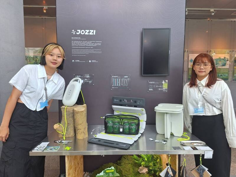 台灣科技大學設計系學生將救生裝備與戶外休閒產品結合，設計冰鎮托特包、防水音響、便攜式戶外凳等，以提升使用者攜帶意願，戲水時還能變身浮板、浮標等救生裝備