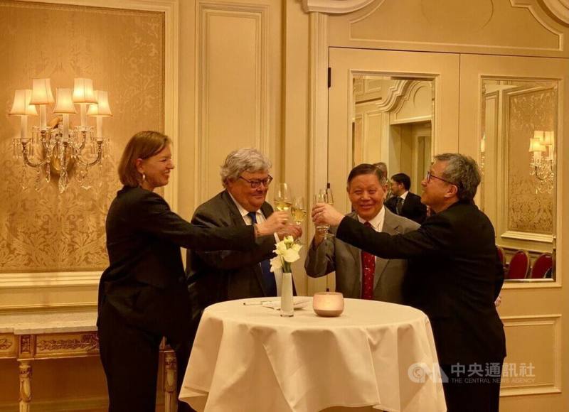 由德國外交部亞太司司長司佩蘭（Petra Sigmund，左1）倡議的「台德民間論壇」14日於柏林展開兩天會議，圖為德方論壇主席包瑞翰（Reinhard Buetikofer，左2）、台方主席顧忠華（右2）、駐德代表謝志偉（右1）