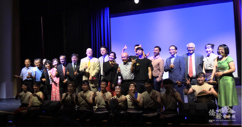 亞特蘭大臺灣傳統週演出，當天與會嘉賓和臺南十鼓擊樂團合影