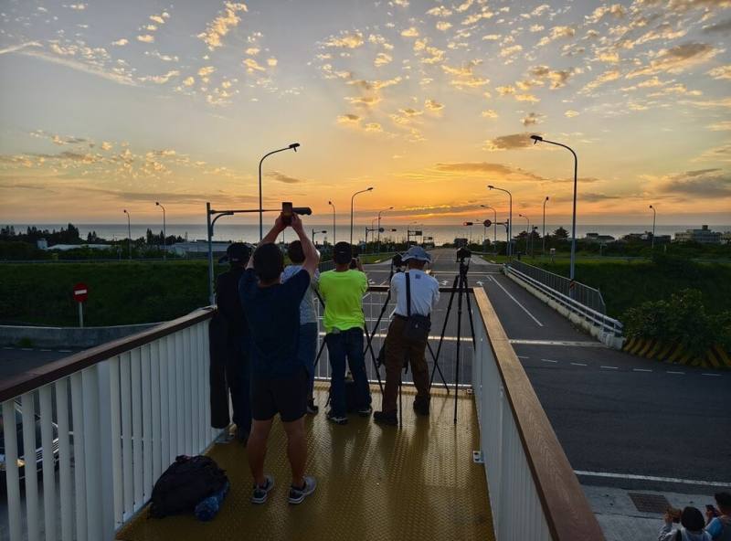 苗栗縣通霄「日落大道」因太陽移動軌跡，夕陽由道路正中央沉入海中的最美時刻將至，近日已有許多攝影愛好者前往試拍。（張文煥提供）