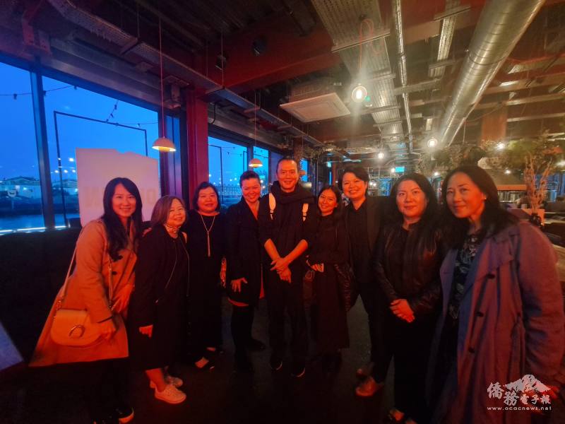 Cheng Tsung-lung, Artistic Director of Cloud Gate(centre), Evan Furlong, Principal of the DSMC(right 3), Evelyn, First Secretary of the TRO(left 1), and Yuchia Lee, Chairperson of Dublin Chinese School (left 2), along with others, posed for a group photo 