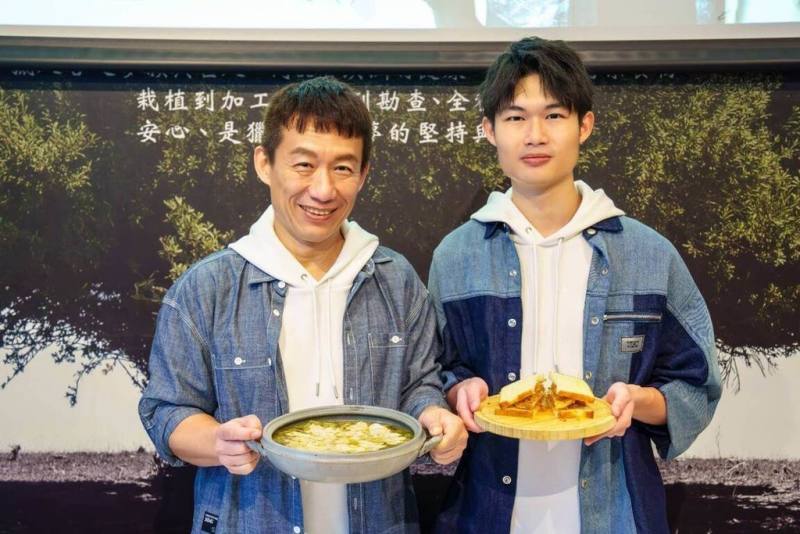 藝人郭子乾（左）和兒子郭德君（右）15日出席國際家庭日活動，郭子乾在活動中坦言過去10年都沒有好好陪伴太太和兒子吃飯，是一大遺憾。（珍愛教育基金會提供）