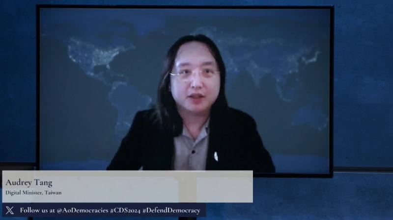 哥本哈根民主高峰會，數位部長唐鳳分享台灣經驗。 (圖:@AoDemocracies)