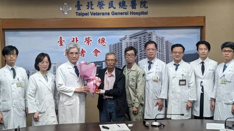 肝癌患者半數併發食道靜脈曲張，恐造成出血、提高死亡風險，台北榮總與高榮合作研究發現，與口服藥物相比，內視鏡結紮手術可顯著減少患者出血風險，北榮15日在記者會中說明這項研究成果