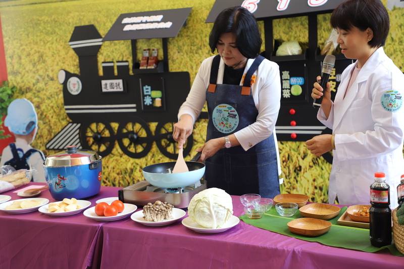 雲林縣長張麗善（左）15日參加「515蔬食chill一下」活動，與全縣5萬多名國中小師生共進蔬食營養午餐，同時示範由營養師設計的「野菇甘藷炊飯」蔬食