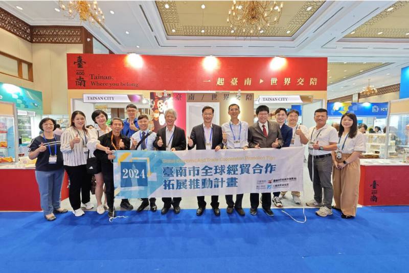 台南市政府經濟發展局帶領加工食品、生物科技及智慧生活產品等相關領域中小企業參與2024年印尼台灣形象展，展出台南府城特色商品，並由市府安排組合成「台南400」品牌代表，塑造優質產品形象。（台南市政府提供）