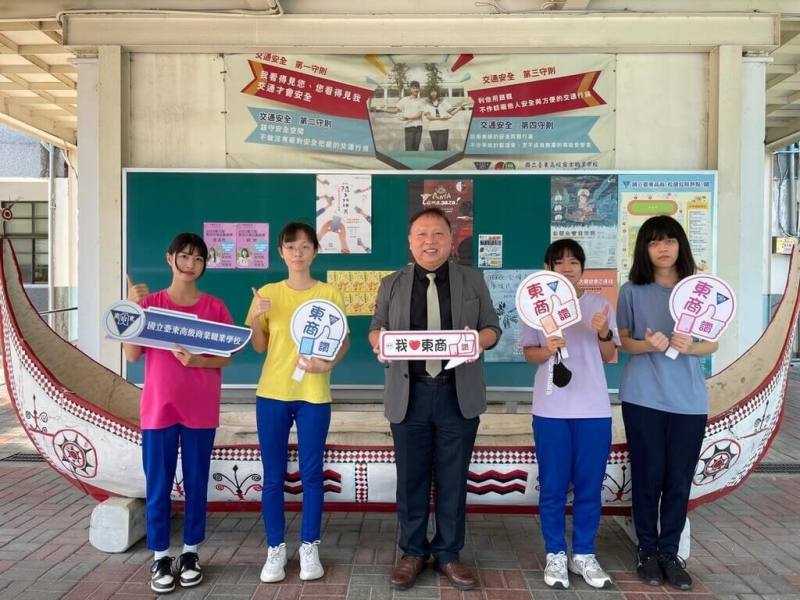 113學年科技校院繁星計畫聯合推薦甄選入學日前放榜，國立台東高商學生顏孜卉（右2）、邱姿祺（左2）、林姿妤（左1）、賴玥彣（右1）皆錄取國立大學，成績亮眼。中為東商校長林明錚。（東商提供）