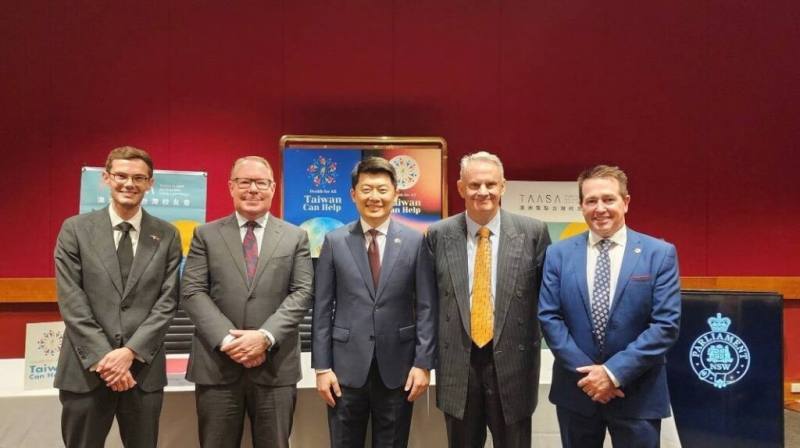 澳洲新南威爾斯州議員16日發聲支持台灣參與世界衛生大會及世界衛生組織。圖由左至右為：新州上議院議員拉斯（Chris Rath）、新州律政廳副廳長麥德莫特（Hugh McDermott）、駐雪梨辦事處處長吳正偉、新州上議員雷珊（Mark Latham）、新州影子警察廳長屠爾（Paul Toole）。（駐雪梨辦事處提供）