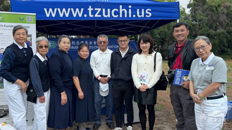 美國慈濟基金會橙縣分會的志工們展示急難救助的裝備