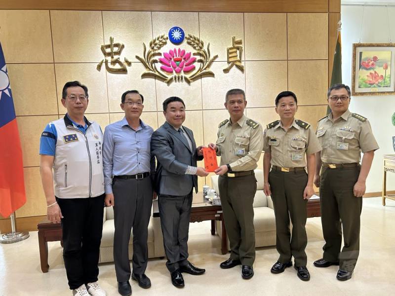 永亮股份有限公司董事長卓聖光15日率敬軍團前往憲指部敬軍。（新北市軍人服務站提供）