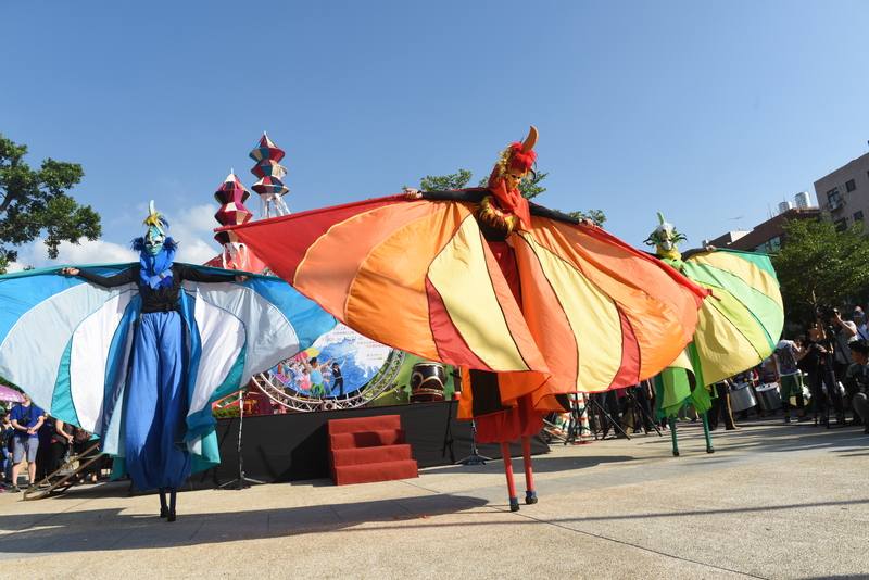 身聲跨劇場將在2024台北兒童藝術節帶來大型戶外演出「希望之翼」，融合音樂、戲劇肢體、傀儡高蹺等形式，陪伴台北大小朋友度過歡樂夏日時光。（身聲跨劇場提供，攝影：蕭文杰）