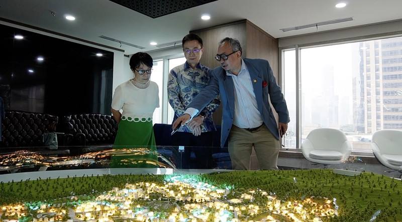 外貿協會董事長黃志芳（中）與雅加達台灣貿易中心主任蕭鳳岐（左）16日聽取「努山塔拉」首都管理局顧問魯斯曼（Rusmin Lawin）（右3）針對新首都建設進度的簡報及介紹。 (圖：中央社)