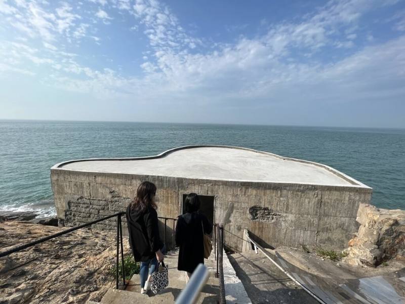 連江縣文化處25日將推出走讀活動，邀請專家學者帶領民眾從南竿仁愛村49據點出發，並參觀保存完整但目前未對外開放的53據點，一路步行至到津沙村，從軍事文化與建築角度認識珍貴歷史遺產。圖為53據點外觀。（連江縣文化處提供）