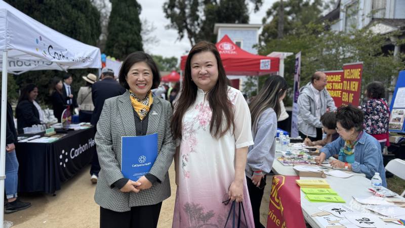 亞美老人中心執行長王頌茹（右）與橙縣醫療保險CalOptima首席運營長Yunkyung Kim