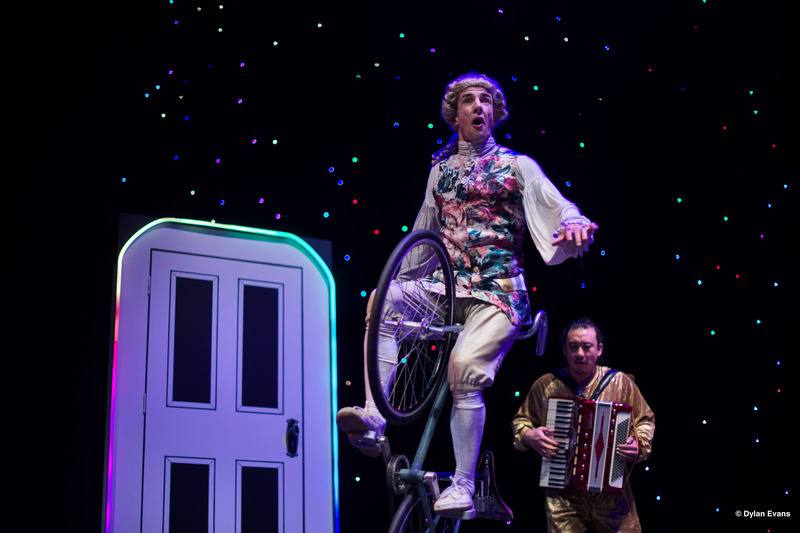 2024台北兒童藝術節6月底將登場，今年引進澳洲頂尖馬戲團隊瑟卡馬戲團（Circa）作品「搗蛋鬼莫札特」，將引領觀眾踏入音樂與馬戲結合的奇幻世界。（台北表演藝術中心提供，攝影：Dylan Evans）