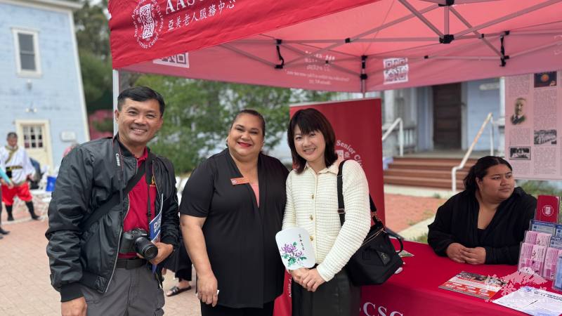 橙僑中心主任蕭蓓如（右起）、聖塔安那市長Valerie Amezcua與亞美老人中心會長吳俊毅在第三屆五月節現場