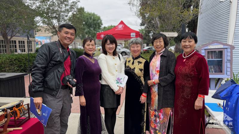橙僑中心主任蕭蓓如（左三）及亞美老人中心會長吳俊毅（左一）盛讚穿著旗袍走秀的長輩們