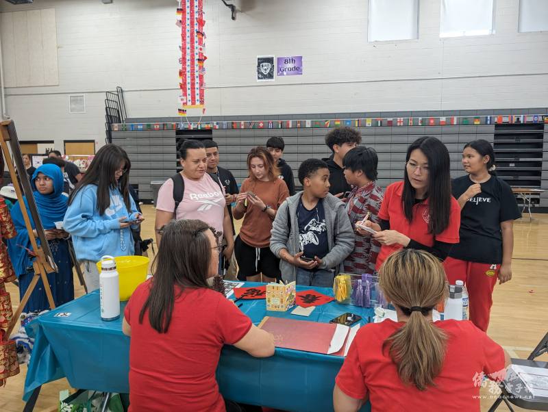 學生至攤位領中文名字書籤