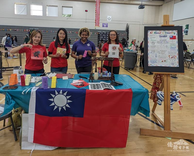 大納城中文學校老師與Thurgood Marshall中學Erika Long老師合影