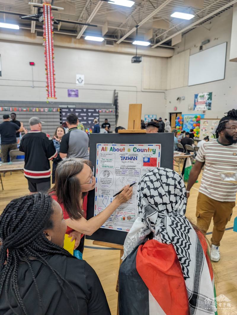 大納城中文學校嚴秋燕校長介紹台灣地理位置及文化