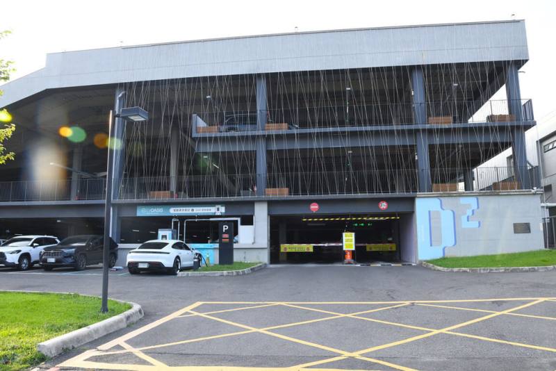 由工研院產服中心營運的沙崙綠能科技示範場域與國內最大的第3方充電站營運商「EVOASIS 源點科技」合作，開放場域內立體停車場提供電動車充電服務，，充電費用每度電新台幣5.5元。（台南市政府提供）