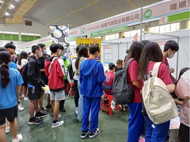 高雄市勞工局18日攜手台積電慈善基金會舉辦就業媒合及職業探索博覽會，現場52家企業聯合徵才並提供學生諮詢機會，吸引不少青年學子到場了解。（高雄市勞工局提供）
