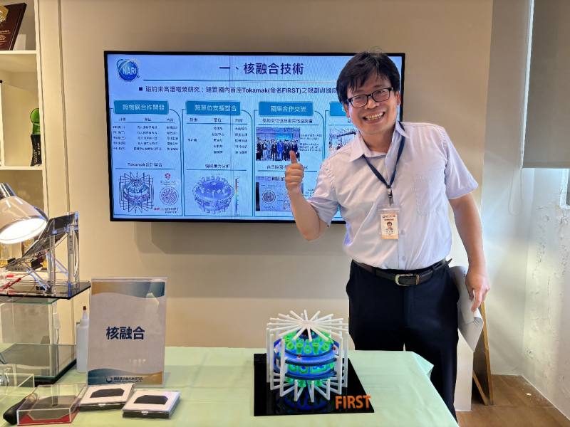 國原院物理所所長馬維揚介紹核融合相關研究計畫，並展示托卡馬克模型。（楊文君攝）