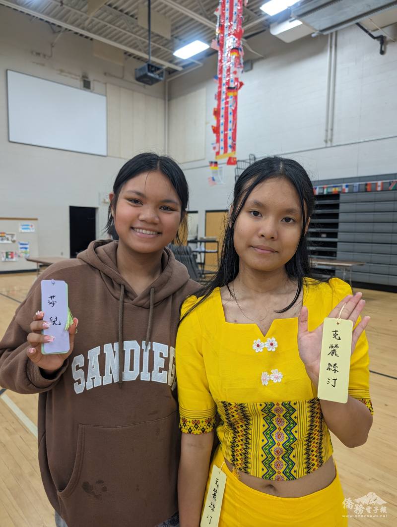 Sar Htoo與Christy Shee和寫有中文名字書籤合影