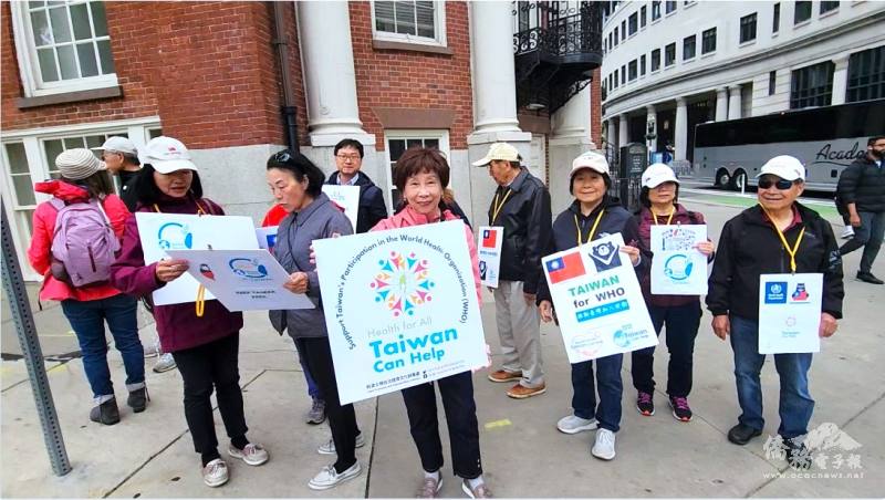 波士頓僑務委員郭競儒(中)參加遊行