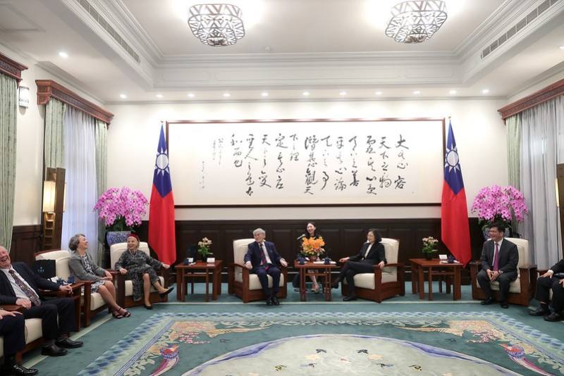President Tsai meets with a British delegation to attend the inauguration of the 16th-term president and vice president.