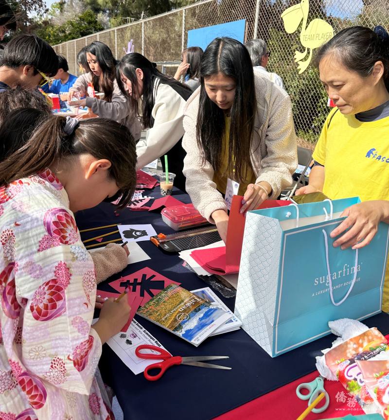 活動策劃人漢芯羽(右二)教小朋友做手作。
