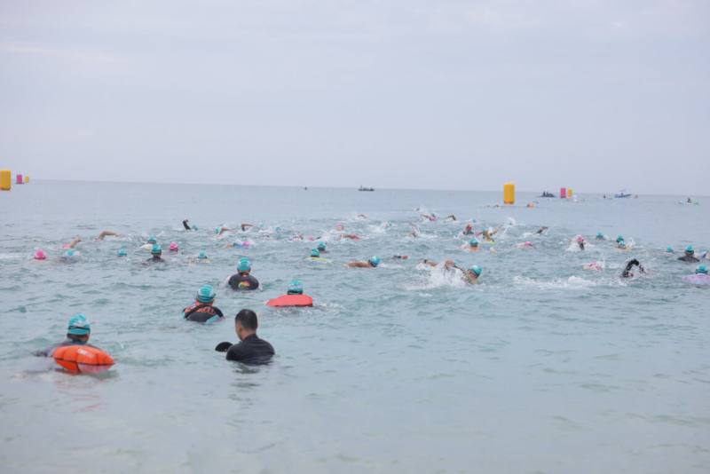 「2024 LAVA TRI澎湖國際鐵人三項賽」19日上午在澎湖林投沙灘登場，在鳴笛後，參賽國內外選手依序下水展開挑戰。（台灣鐵人公司提供）
