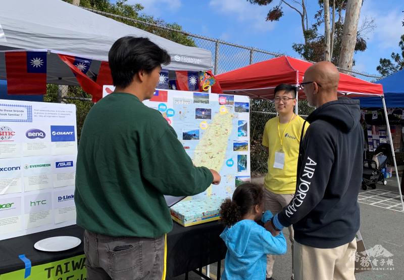 為參觀者介紹臺灣觀光景點