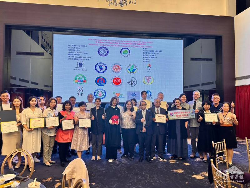 辛辛那提市新北姊妹市委員會主席蔡玉環（中）率領辛城陶藝家出席5月17日辛城與新北中小學筆友會簽約晚會