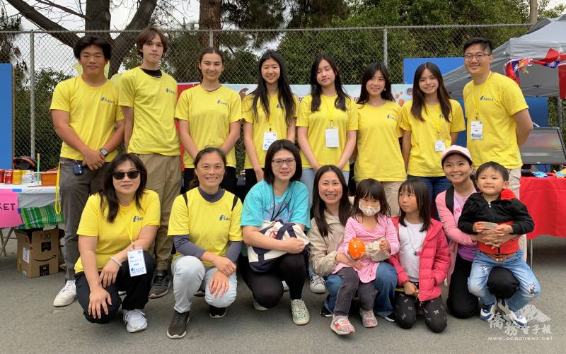 FASCA聖地牙哥分會精心設立臺灣攤位。前排左一至二為諮詢導師柳靜娟與曾詩韻，後排右一為助理導師劉震晏