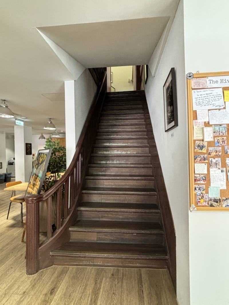 走進台北市定古蹟「衡陽路17號及重慶南路1段119號店屋」，眼前通往二樓的樓梯乘載一世紀以來、數代企業家的艱苦與犯難，至今屹立不搖。