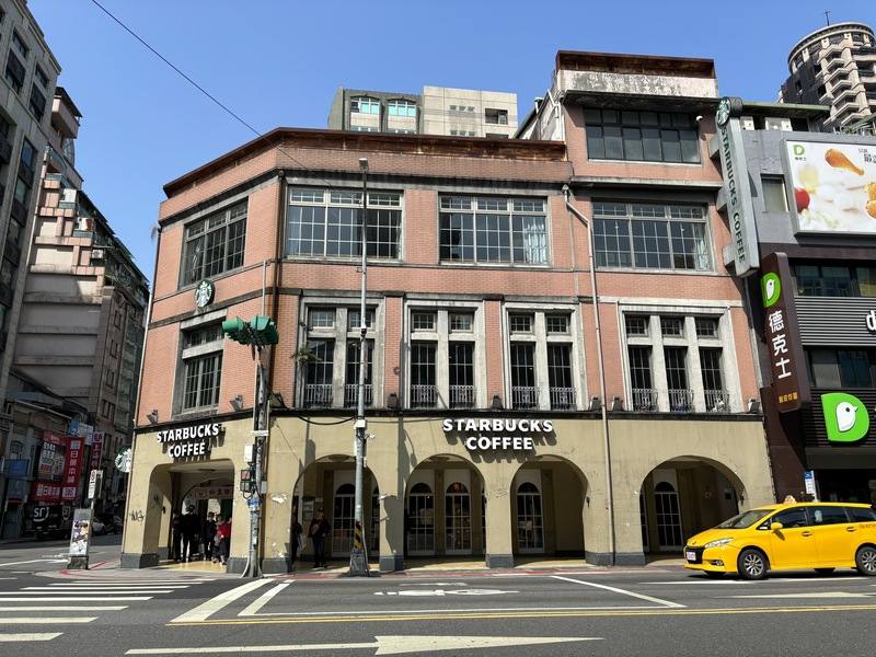 台北市衡陽路位於日治時期的「台北銀座」榮町內，現在的星巴克重慶門市在當時是辻利茶舖，屋主已主動申請指定為市定古蹟，與對面的古蹟「衡陽路17號及重慶南路1段119號店屋」對望，彰顯城中歷史底蘊。