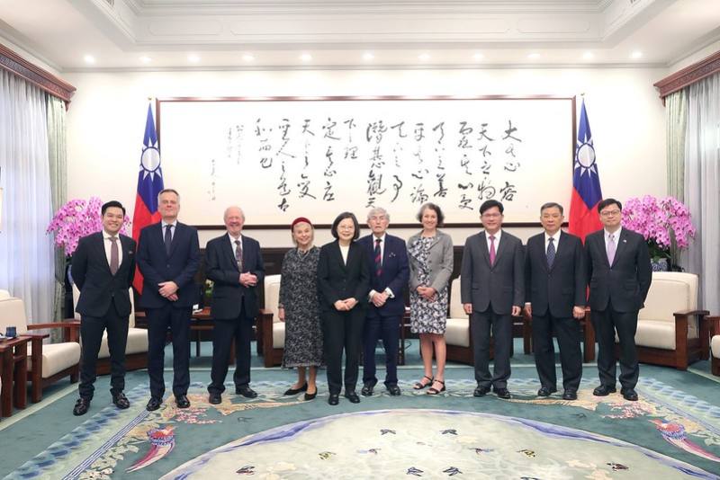 President Tsai poses for a group photo with the UK Trade Envoy to Taiwan and a delegation from the APPG to attend the inauguration of the 16th-term president and vice president.