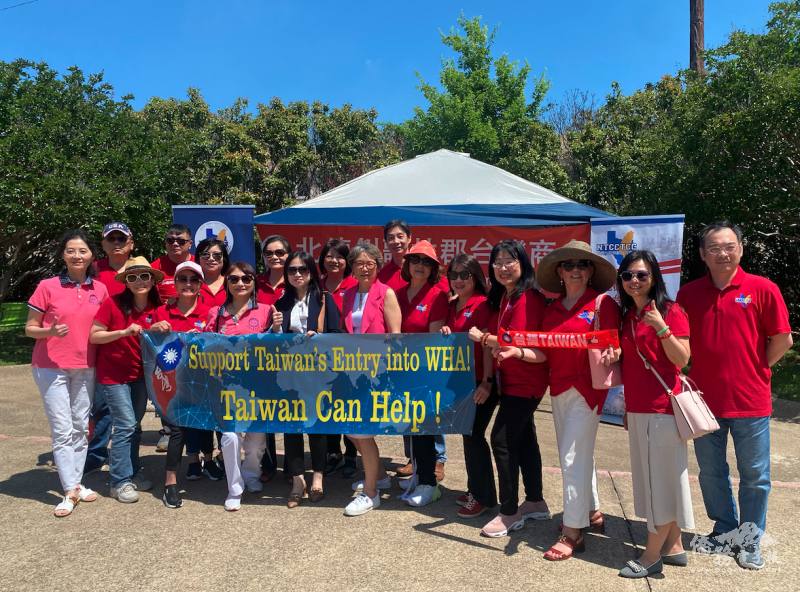 北德州歌林郡臺商會參與遊行者合影