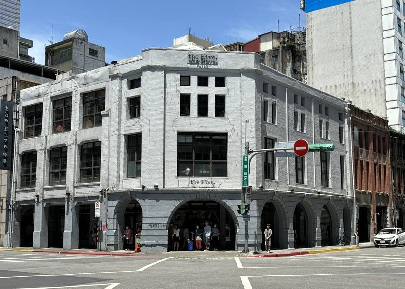 台北市定古蹟「衡陽路17號及重慶南路1段119號店屋」位於日治時期的榮町內，準備展開修復工程，重返百年前舊貌。